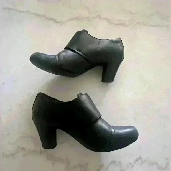 Clarks Shoes Women's Size 6M Black Slip-on Block Heel Booties - Picture 2 of 5